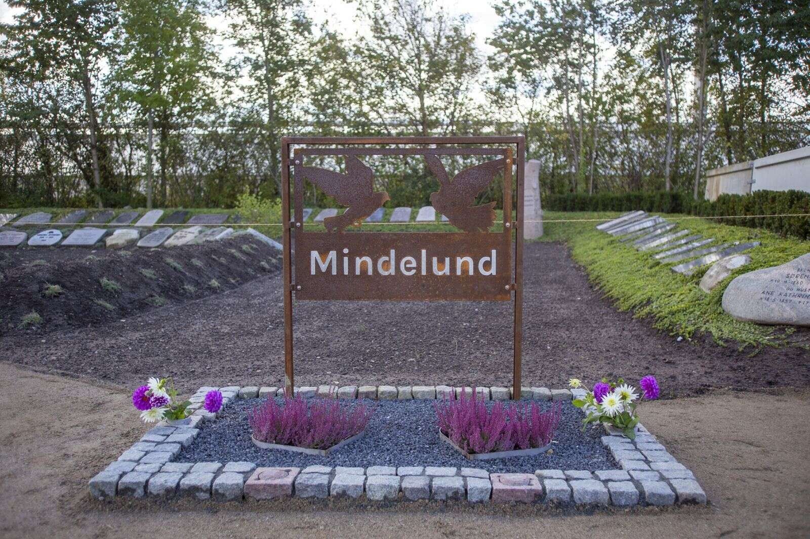 Mindelunden er anlagt med stier, en lille sø, og et par områder med bænke med plads til eftertanke. Skiltet er sponseret af den lokale Midtvest-fondene. Foto: Jan Sand