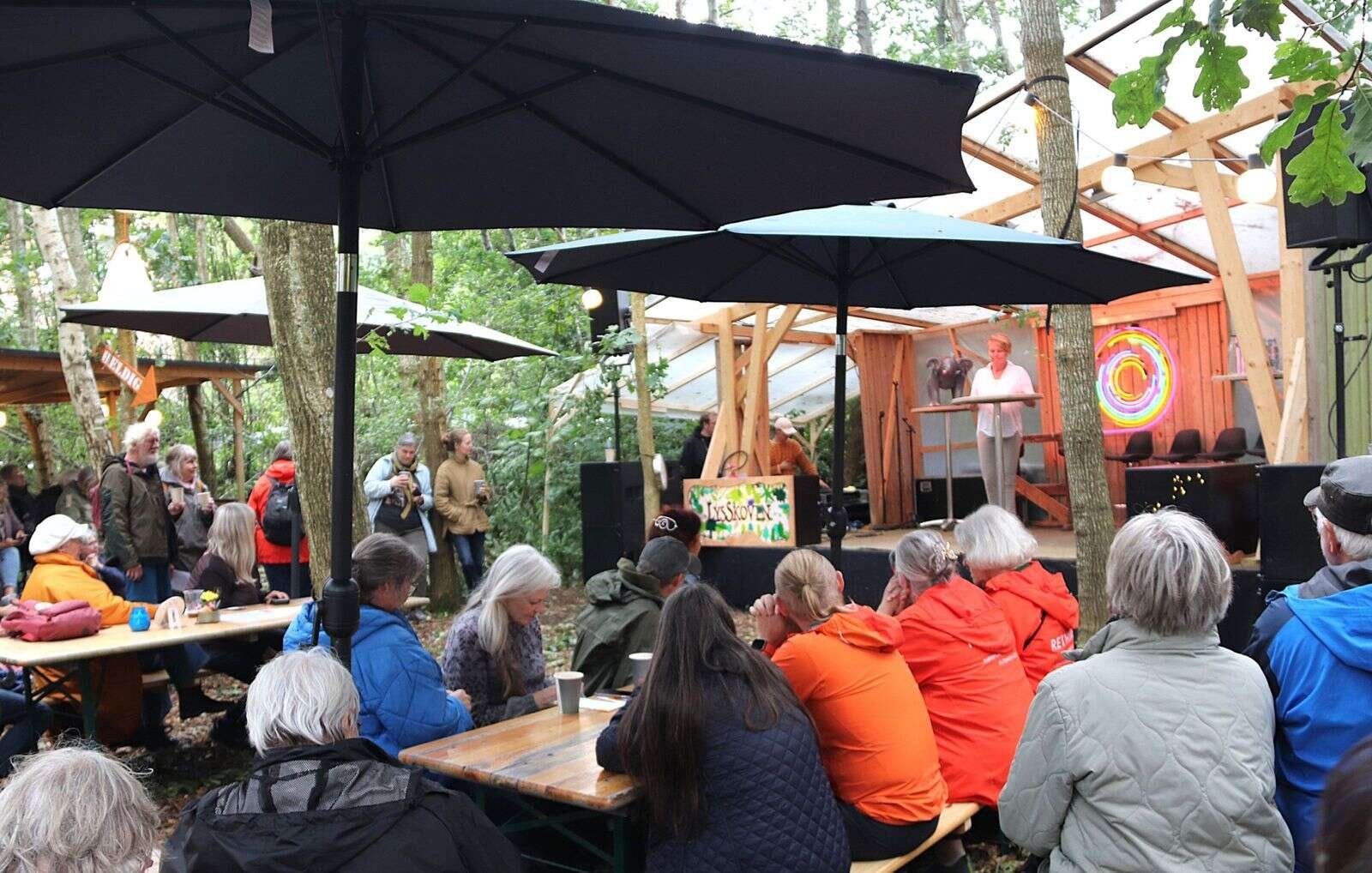 Scenen i Lystskoven har en helt unik nærhed og hygge, samtidig med vigtige emner behandles - her konflikthåndtering. Foto: cvm