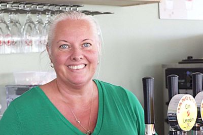 Karina Lang driver Pavillonen ved Knud Strand. Foto: cvm
