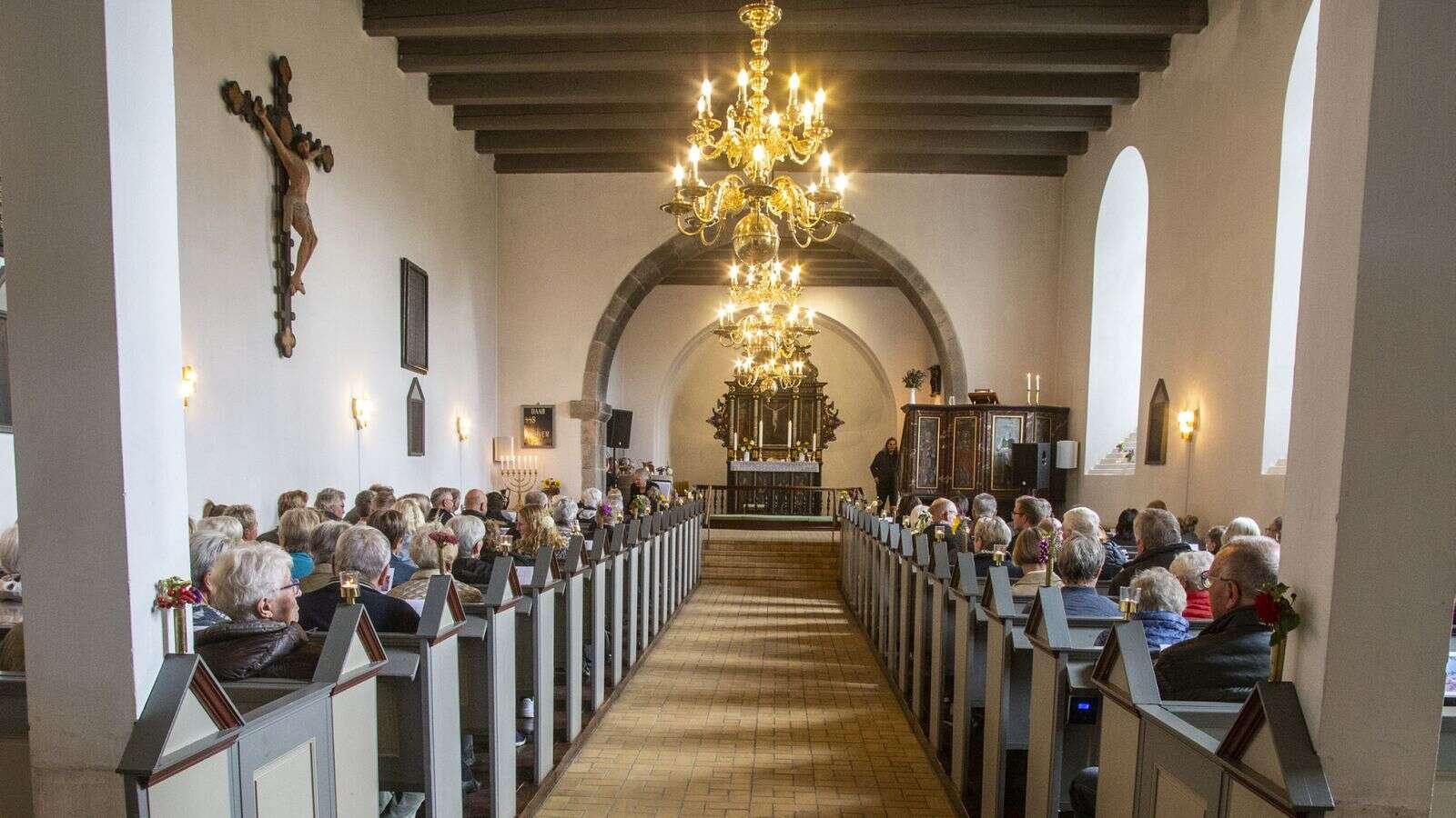 Kirkegængerne var klar til at deltage i fejringen af 100 året for udvidelsen af Jebjerg Kirke. Foto: Jan Sand