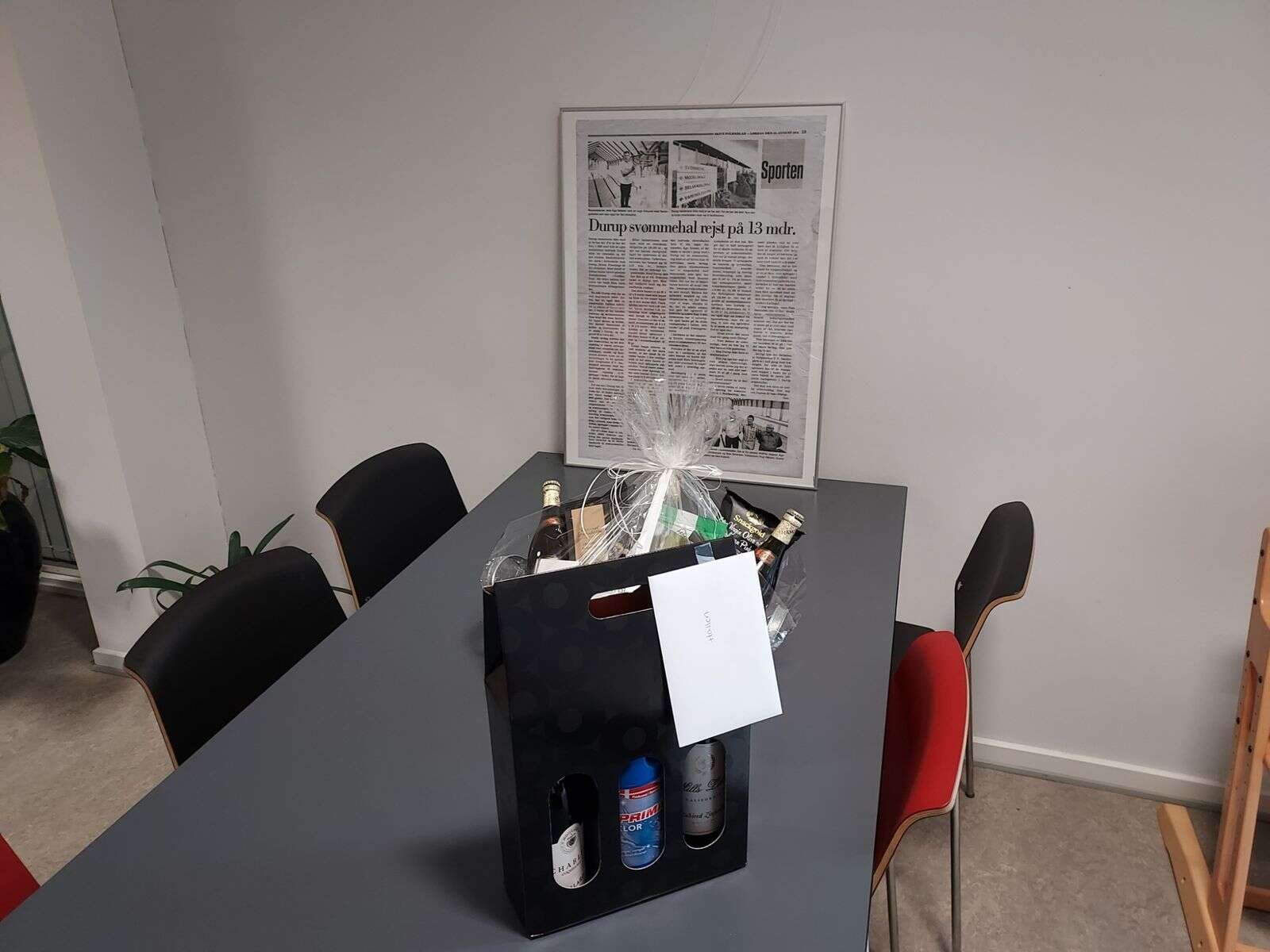Gavebordet stod klar til at tage imod gaverne til svømmehallen. Privatfoto