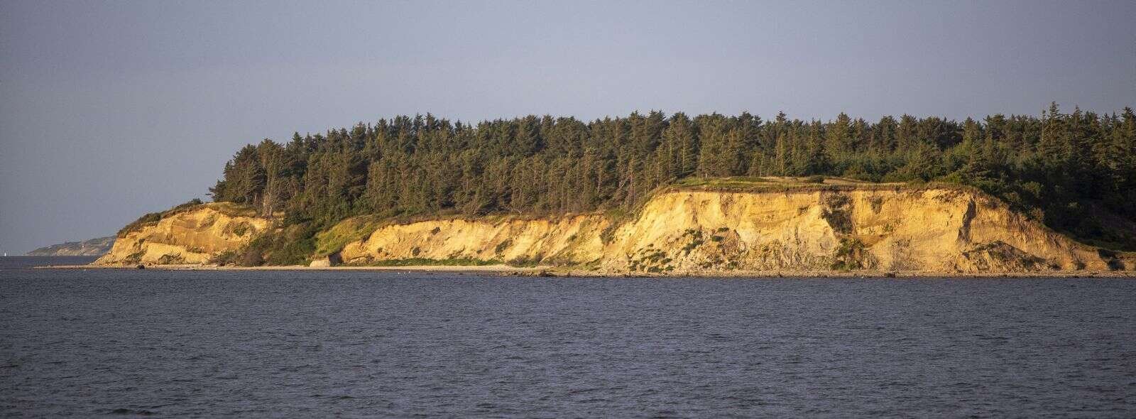 På turen kom deltagerne forbi de imponerende »Knudeklinter« på øens nordside. Foto: Jan Sand