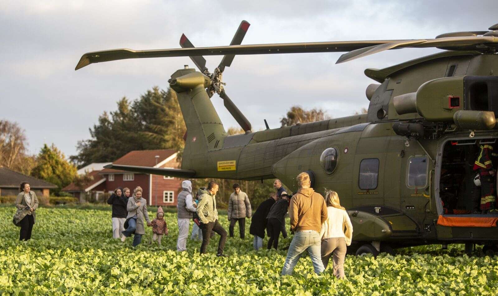 Deltagerne kunne komme helt tæt på til den store øvelse. Foto: Jan Sand