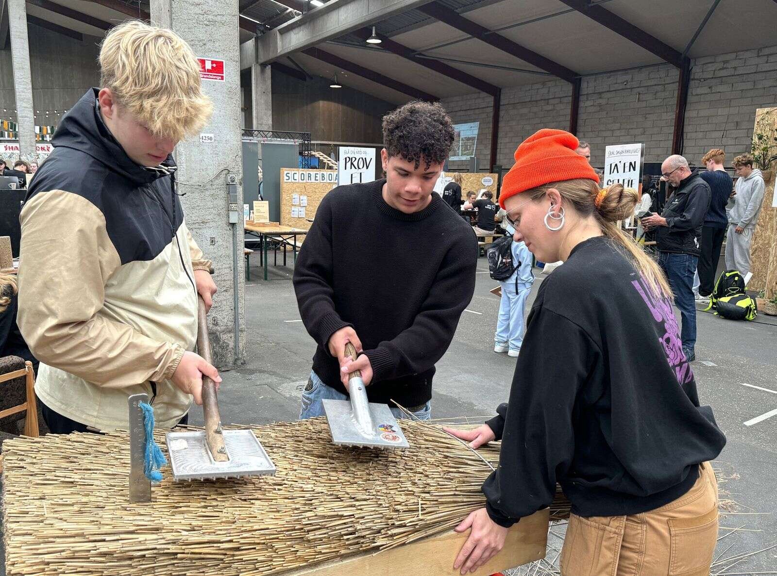 Green Innovation Week introducerede eleverne til en række traditionelle håndværk, hvor bæredygtige materialer eller genbrugsmaterialer blev anvendt. Foto Morsø Gymnasium