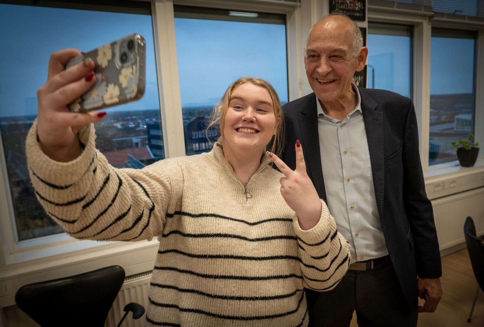 18-årige Karoline Bollesen Gydsbæk benyttede lejligheden til at tage en selfie med borgmesteren, da hun fik overrakt et diplom for sin indsats i det særlige Børn- og ungepanel tilknyttet Familieafdelingen. Foto: Skive Kommune, Jane Gisselmann