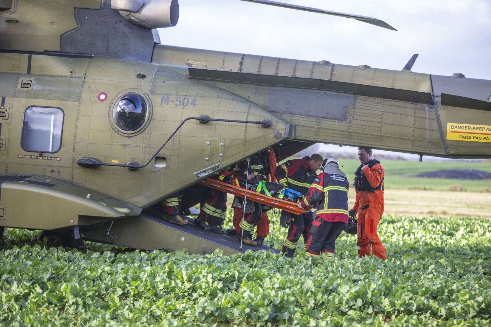 Redningsmandskab fra helikopteren øvede sammen med lokale brandfolk fra Durup i evakuering af sårede. Foto: Jan Sand
