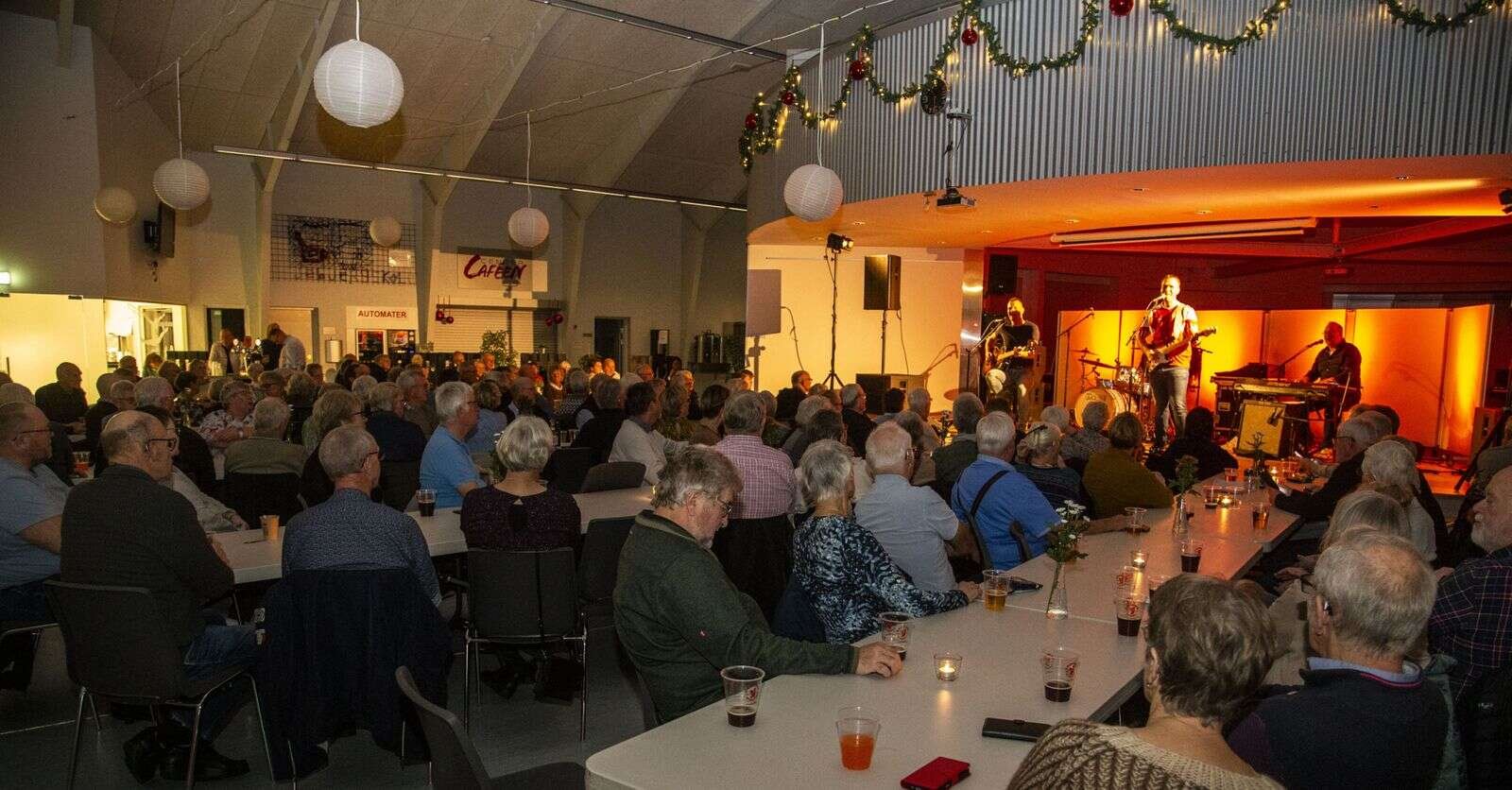 Omkring 120 var mødt op for at opleve Trio 413 denne fredag aften i Jebjerg. Foto: Jan Sand