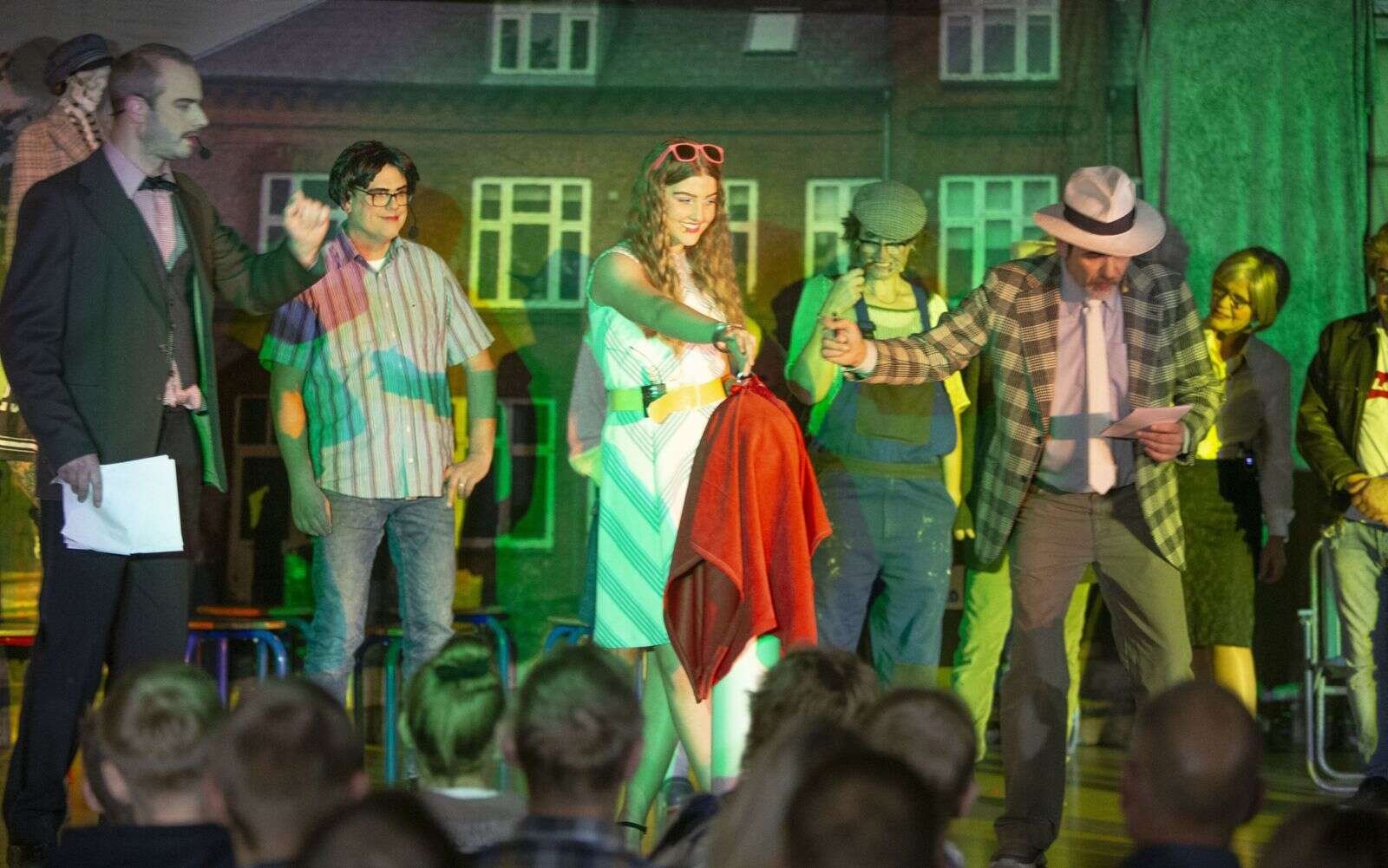 Bølle-Bob bød på en perlerække af unikke karakterer på scenen. Alle spillet af veloplagte, lokale skuespillere fra Midt Vest Amatør Teater i Jebjerg. Foto: Jan Sand