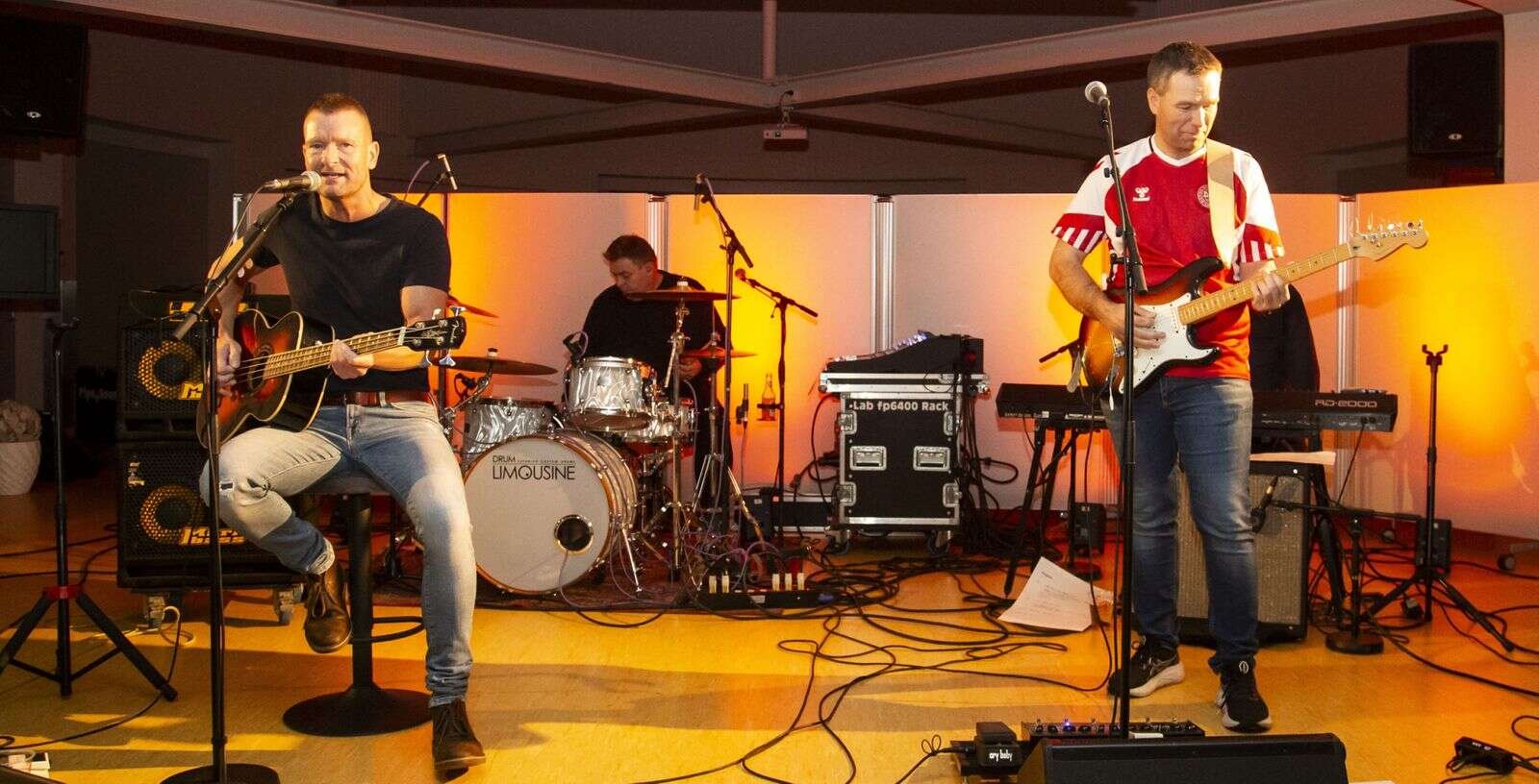 De fire bandmedlemmer havde både styr på instrumenter og stemmer. Foto: Jan Sand
