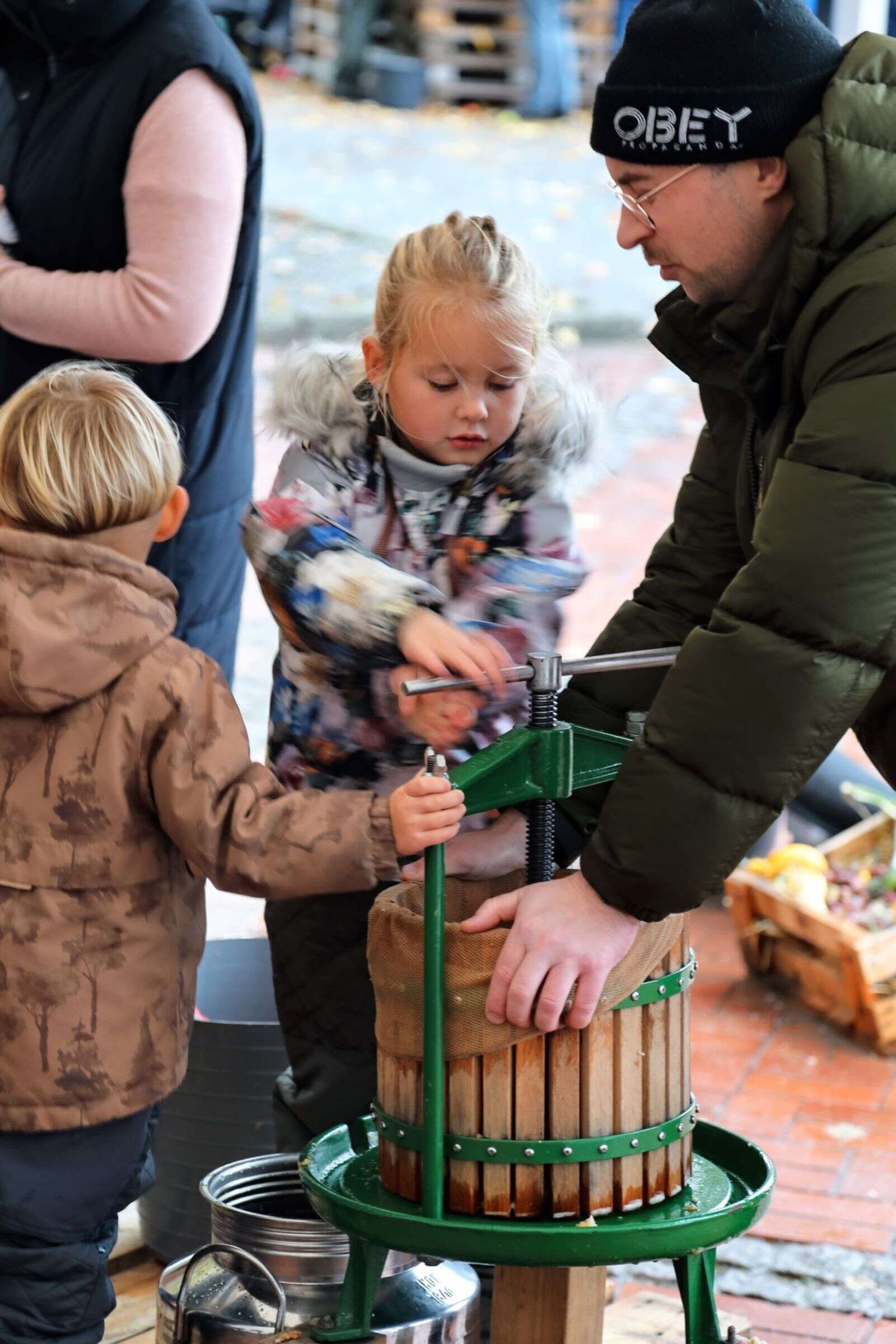 Udover det nye mosteanlæg, der skal presse over 8 tons æbler, kan børnene deltage i mostningen på de mindre anlæg Foto: Mette Ploughmann Høegh