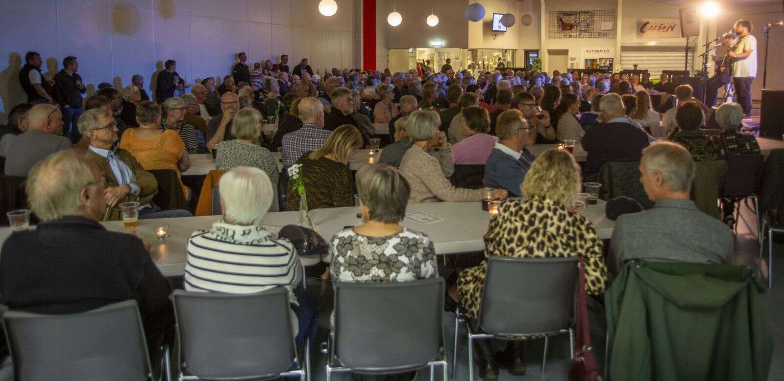 Omkring 230 folk var mødt op til denne fredags fyraftens- musik. Foto: Jan Sand