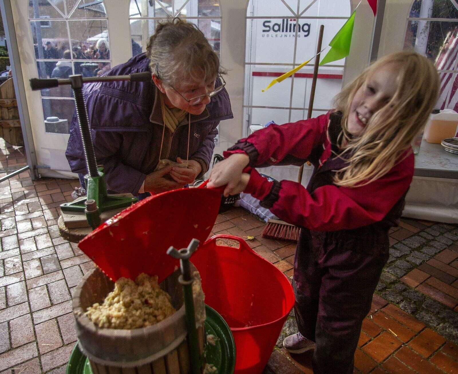 Der var små mostepressere, hvor børnene kunne lave most af egne æbler. Foto: Jan Sand