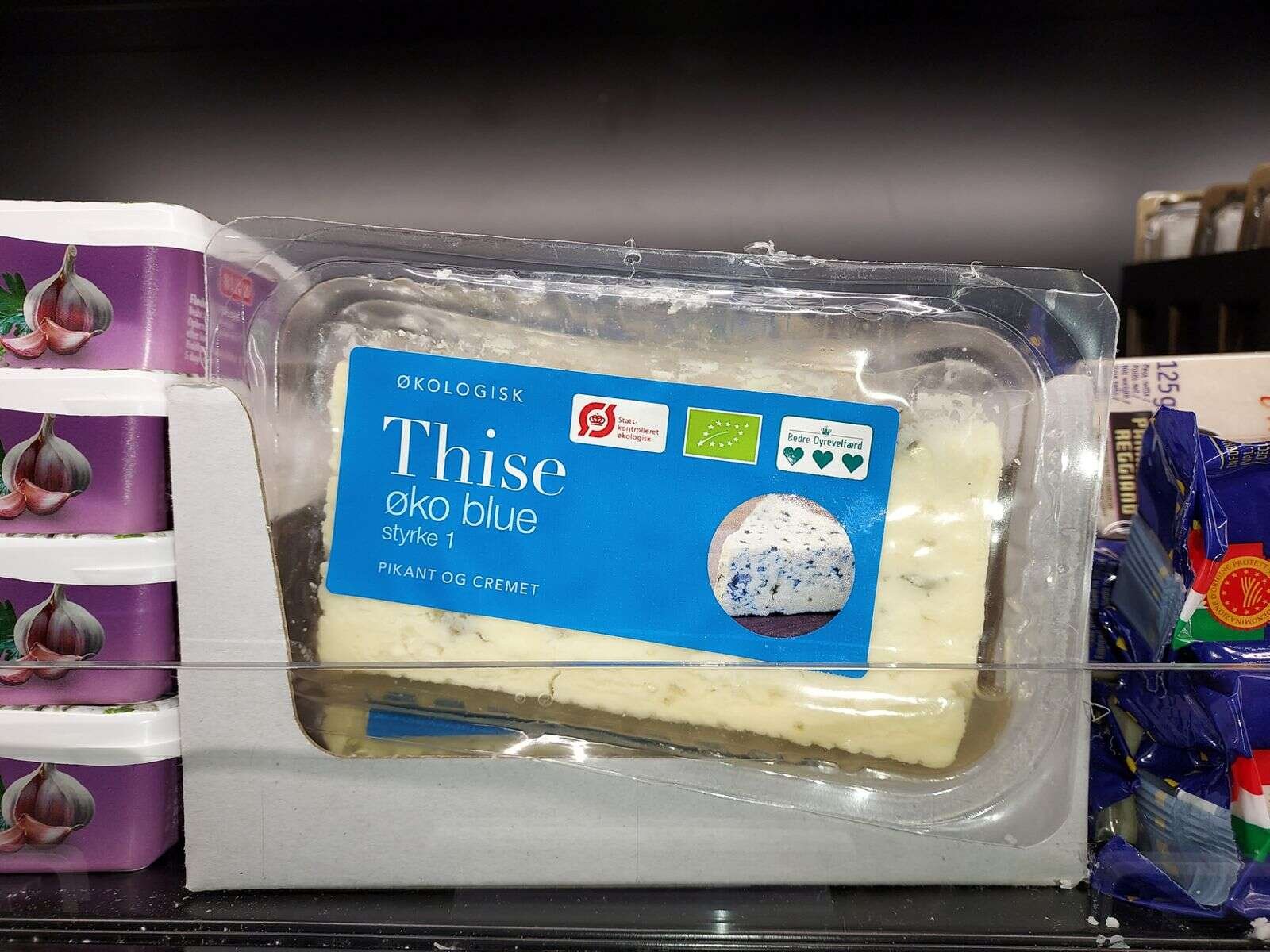 Selvom man naturligvis ikke kan få det hele i den lokale brugs, så er der flere forskellige lækre produkter til julebordet. Her er det en lokal specialitet fra Thise Mejeri. Privatfoto
