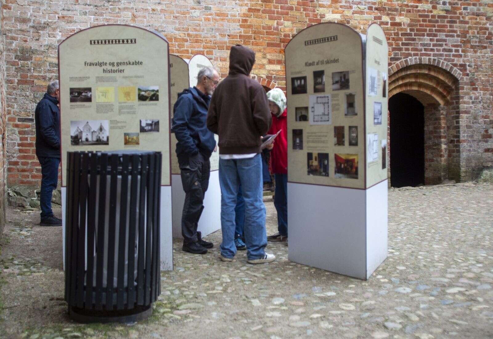Der var information om borgens historie i borggården. Foto: Jan Sand