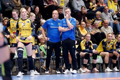 Claus Mogensen (t.v.) tager en sæson mere ved cheftræner Søren Hansens side. Det glæder begge parter sig over.