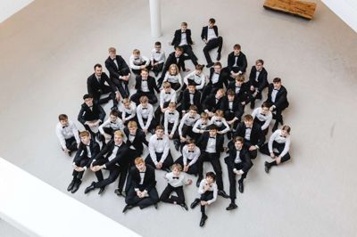 Herning Kirkes Drengekor og dirigent Severin Korsgaard (siddende til venstre) giver prøver på evnerne ved stor koncert 14. juni. Foto: PR-foto