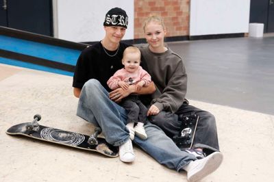 Landsholdsskater Tomasz Ruczkowski med kæresten Emilie Reimer Bengtson og parrets datter Mila på halvandet år. Der er stor opbakning på hjemmefronten til hans skatingdrømme. Mila jubler, når hun ser sin far drøne forbi på skateboardet.