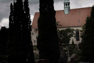 Vestre og Nordre Kirkegård ejes i fællesskab af fem kirkesogne i Herning, som har nedsat en kirkegårdsbestyrelse. Et dårligt samarbejde i bestyrelsen kulminerede i juni 2021, da et medlem blev smidt ud, men den udelukkelse har siden vist sig at være i strid med reglerne.