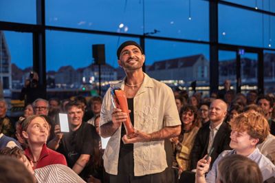 Kasper Krassimir modtog som en af fem unge skuespillere talentprisen ved Årets Reumert. Han blev bedt om at rejse sig i salen, og så blev motivationen for prisen læst op af Kasper Holten, som er teaterchef for Det Kongelige Teater. Foto: Daniel Urhøj