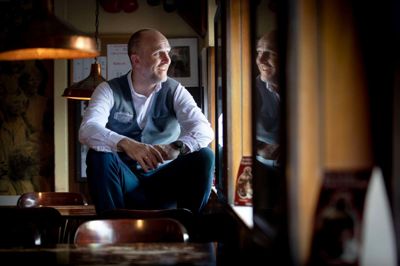 Henrik »Tømrer« Pedersen sidder på Målet og funderer, om livet efter 50 også skal have sportspubben på Bindslevs Plads som det arbejdsmæssige omdrejningspunkt. I dag runder han det halve århundrede. Foto: Jakob Stigsen Andersen
