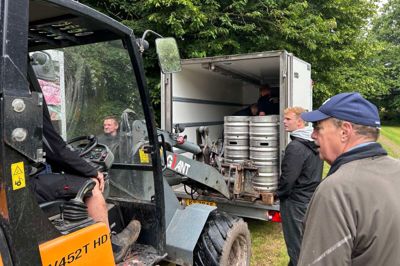 Øllet er blevet leveret og klar til heldagsfestivalen.