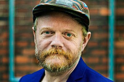 Først var han digter, så kunstmaler, så musiker - nu kan Flemming Lund også kalde sig forfatter. Foto: Simon Jeppesen