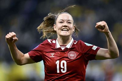 Janni Thomsen og resten af de danske fodboldkvinder kan se frem til, at fodboldherrerne lørdag er iført kvindernes EM-trøje.
