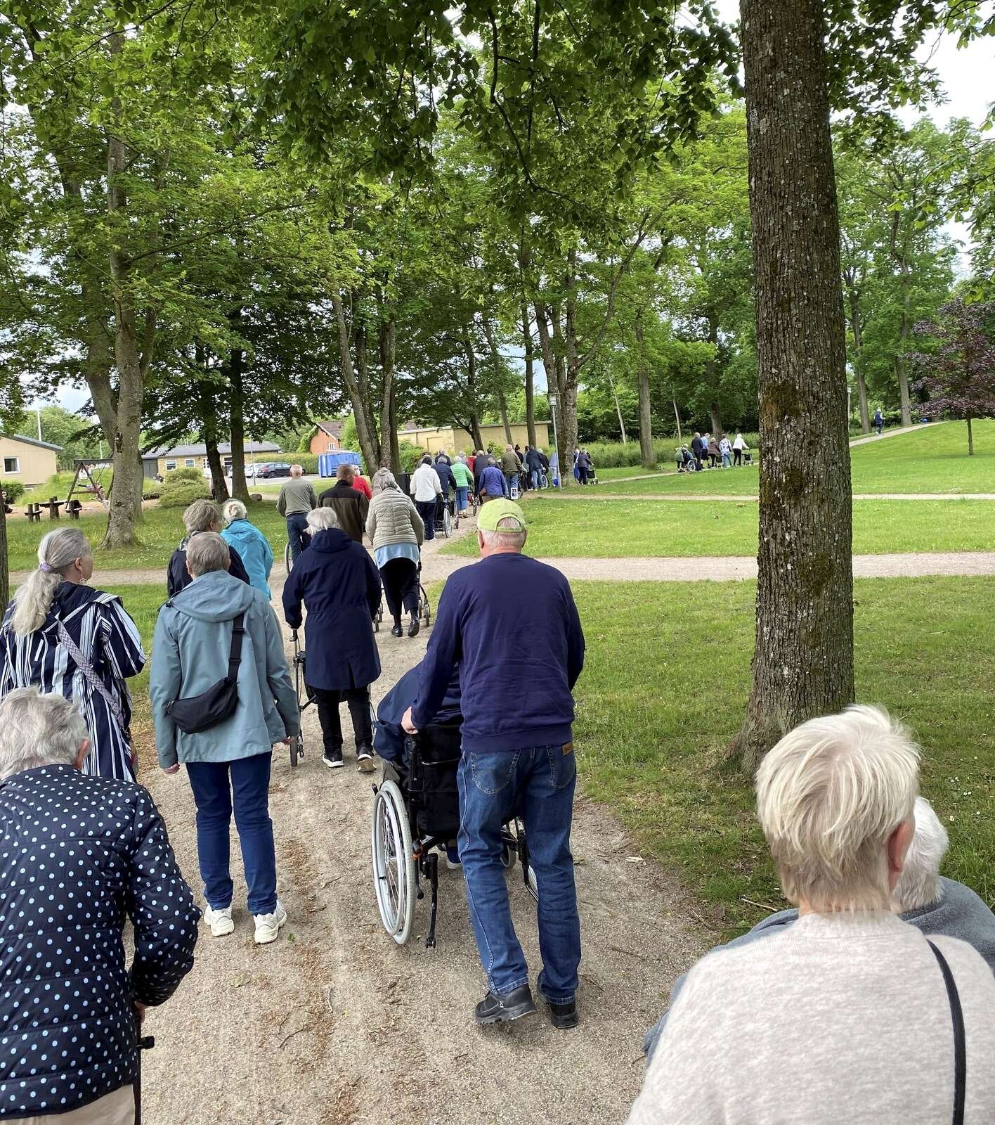 Omkring 85 beboere, pårørende, frivillige og personale deltog i Royal Run på Birkegården. Privatfoto