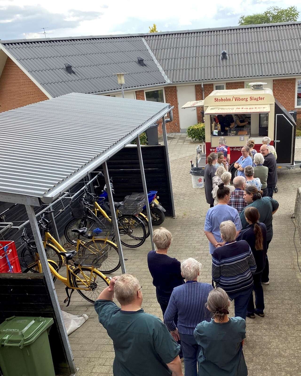 Efter strabadserne havde alle gjort sig fortjent til hot dogs og Cocio fra Stoholm Slagters pølsevogn. Privatfoto