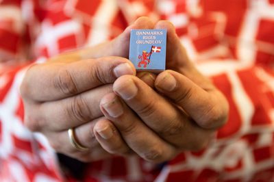Så lille kan grundloven være! Og alle børnene på Ejstrupholm Skole fik et eksemplar med hjem efter en hyggelig grundlovsfest.