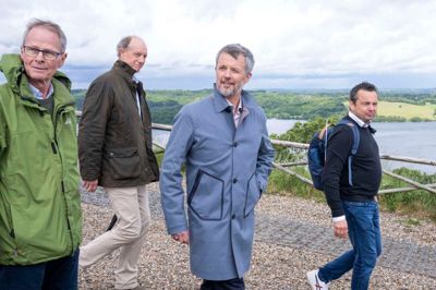 Kong Frederik på toppen af Himmelbjerget i selskab med borgmester Frands Fischer (til højre) og Henrik Bredmose Simonsen (i lysegrønt) fra Tårnkomiteens bestyrelse samt Peter Busck, formand for Tårnkomiteen, der driver Himmelbjergtårnet.