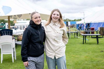 Alkohol og musik går hånd i hånd på mange festivaler. Dog ikke på Å-Festival i Sdr. Felding, hvor det er forbudt. Festivaloplevelsen er hyggeligere, når man ikke drikker øl, mener Marie Byskov (t.v.) og Camilla Bøndergaard.