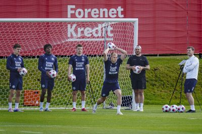 I tirsdags trænede backerne Joakim Mæhle, Patrick Dorgu, Anton Gaaei og Rasmus Nissen Kristensen indkast med dødboldtræner Thor Herdal (til højre).
