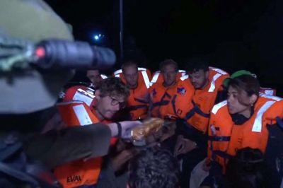 Det israelske udenrigsministerium har offentliggjort et billede, efter at soldater er gået om bord på båden "Madleen".