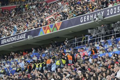 Sikkerhedsvagter står omkring den fodboldfan, der faldt ned fra tribunen og døde af sine kvæstelser under Nations League-finalen.