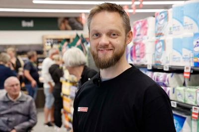 Købmand Michael Ellingsen fra Min Købmand i Feldborg er rasende efter nattens tyveri af otte gasflasker.