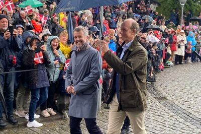 Peter Busck (th), formand for Tårnkomiteen, glæder sig over, at Skanderborg Kommune har købt Hotel Himmelbjerget og Hotel Julsø-grunden. Billedet er fra fejringen af Himmelbjergtårnets 150 års fødselsdag.