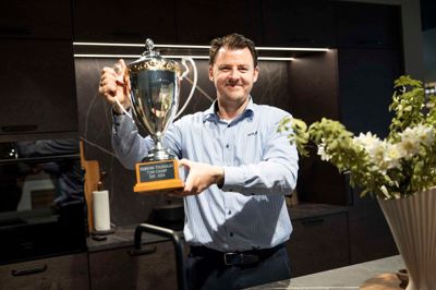 Normalt står et køkken fra Kvik allerede meget skarpt, men hvis man tilføjer en glad butikschef og en overdådig pokal, så giver det lige det allersidste pift.