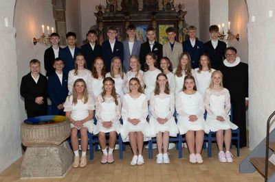 Ved konfirmationen lørdag 3. maj i Snejbjerg Kirke blev disse unge mennesker konfirmeret og fotograferet sammen med sognepræst Jørgen Johansen: Mikkel Tjalfe Bjerregaard, Emil Lieu Sommerlund, Lauge Mønniche Kirkegaard, Aksel Vinding Bjerg, Kristian Steffen Rasmussen, Valdemar Dohm, Markus Hørby Nielsen, Marcus Bang Kjær, Lucas Toxværd Kirke Madsen, Mads Elkjær Christoffersen, Johan Funch Børsen, Andrea Bojer Herlev, Vega Randbæk Julsgaard Kragh, Liv Alexander Weber, Mathilde Hougaard Pedersen, Malia Mølgård Madsen Lyhne, Nicoline Dohm, Marie Vendelbo Kruse, Filuca Toft, Katrine Rytter Skjellerup Facinsen , Madeline Gregersen, Steffani Astrid Stærk Tvermose, Maja Friedrichs Bliddal, Line Hjorth Nielsen og Natascha Lillebæk Bother.
