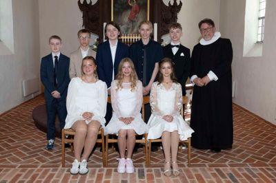 Benjamin Ole Hviid Andreasen, Bjarke Aastrup Christensen, William Kent Pedersen, Lukas Brams Pedersen, Marcus Nervø Sørensen, Rose Christiane Baunbæk Bilberg, Agnes Dam Michelsen og Sofie Veje Falsig blev søndag 27. april konfirmeret i Studsgård Kirke. Her ses de sammen med sognepræst Jørgen Johansen.