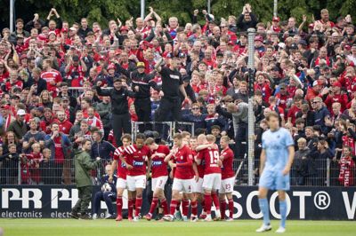 Superliga-klubberne lever i høj grad af tv-penge, men det undergraves af pirattjenester, mener Divisionsforeningen.