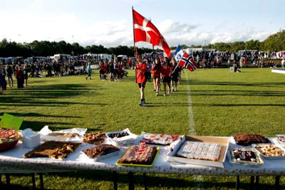 Kibæk Cup begynder med det traditionsbundne kagebord, der i anledning af jubilæet bliver efterfuldt af amerikansk straffesparkskonkurrence for alle trænere. ?Foto: Tom Laursen