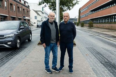 Brostenene, som Steen Jerne (t.v.) og Flemming Poulsen står på, er skyld i store støjgener for både erhvervsdrivende og beboere i midtbyen. Afmagten stiger, mens handlingerne fra kommunen udebliver. Derudover oplever de to naboer, at støjen og trafikmængden kun bliver værre. Hvornår sker der noget? lyder det store spørgsmål.