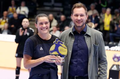 Verdensmester Stine Skogrand og Daniel Grønhøj, direktør i Ikast Håndbold, ser frem til Final4-stævnet, der spilles i Odense 29. og 30. december.