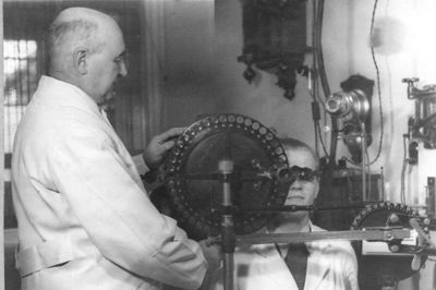 Det er anden generation i Østergaard-familien, Werner Th. Valeur-Østergaard, som efter at have overtaget den daglige ledelse bringer optikerfaget til nye højder i butikken. Han etablerede specialværksted for brilleglas i 1915 og indkøbte tre år senere en af landets første automatslibemaskiner. Synsprøver var et ukendt begreb, indtil Østergaard tilbød det. Foto: Lokalhistorisk Arkiv Herning