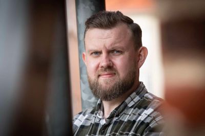 Aleksander Birk Andersen er frivillig i Ukraine, hvor han hjælper med at genopbygge region, der har været hårdt ramt i krigen. Han arbejder som ingeniør, og han rejser hver anden måned til Ukraine for at bruge sin tekniske viden sammen med ukrainske specialister.