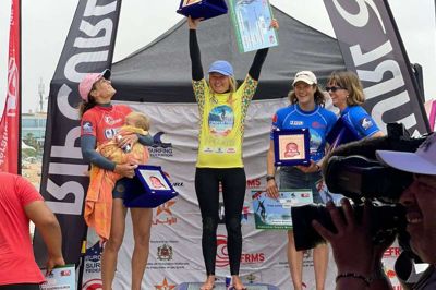 Thilde Sofie Rasmussen (øverst på skamlen, red.) har netop - som den første dansker nogensinde - vundet en afdeling af den Europæiske Surf Tour i longboarding.