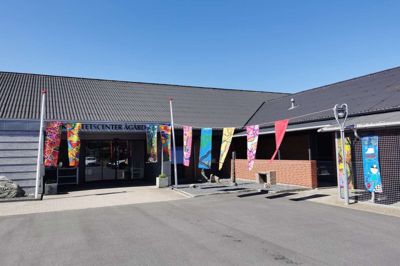 De store flag pynter lige nu foran Aktivitetscenter Ågården i Vildbjerg - og det bliver de ved med et godt stykke tid.