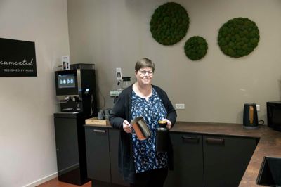 Jette Nielsen begynder hver dag med at lave kaffe til kollegerne på kontoret i Innovatorium.