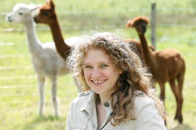 Vicky Sonne Thomsen har sammen med kæresten Benjamin Bang Knudsen åbnet Alpaca Haven i Timring. Her ses hun sammen med de tre piger, Lilly, Birgit og Yvonne.